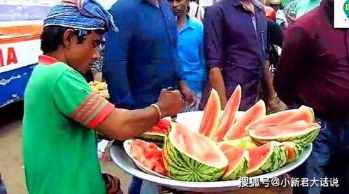 游客上山吃瓜,游客山顶共享瓜果盛宴